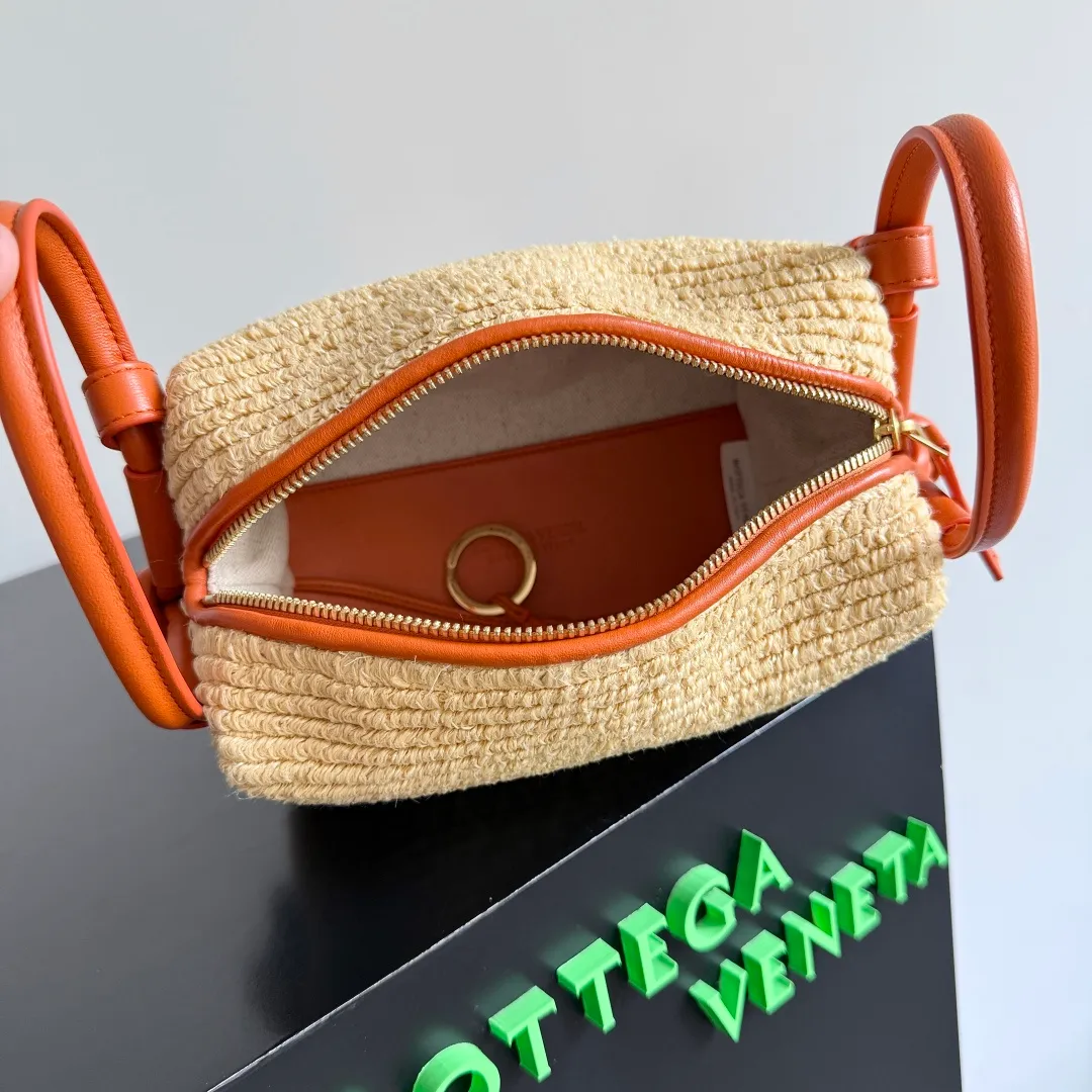 Batch 1560 BOTTEGA VENETA2025summer new burnt orange raffia loop👋🏻This small loop directly grows on my aesthetic point💥! The oversized buckles on both sides are amazing. The bag can be folded and used as a handle. You can easily switch between shoulder, crossbody and handbag, unlocking N ways to carry it✨! Iconic knot decoration, instantly recognizable as high-end! It is made of a super special raffia blended material, and the texture is ridiculously exquisite! Small-batch dyeing makes each bag unique in color. Carry it on the street in summer and slay the whole crowd! ! Traveling with the new color matching of BV Loop👜 is just like a vacation! Weaved with raffia, it is full of natural texture and summer style; paired with orange leather parts, the color contrast is sharp and fashionable. The overall style is casual yet sophisticated, suitable for matching with holiday or casual clothing, and can add highlights to your outfit. ✨The summer limited edition raffia is paired with bright orange, full of vitality! Wear it on your back and go on vacation together⛱️🍹 Style number: 19*12*9cm